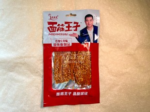 Сухарики с красной икрой: Мучные полоски КРАСНЫЕ со вкусом пряной говядины 76 гр